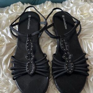 Naturalizer Black Strappy T-strap Sandals